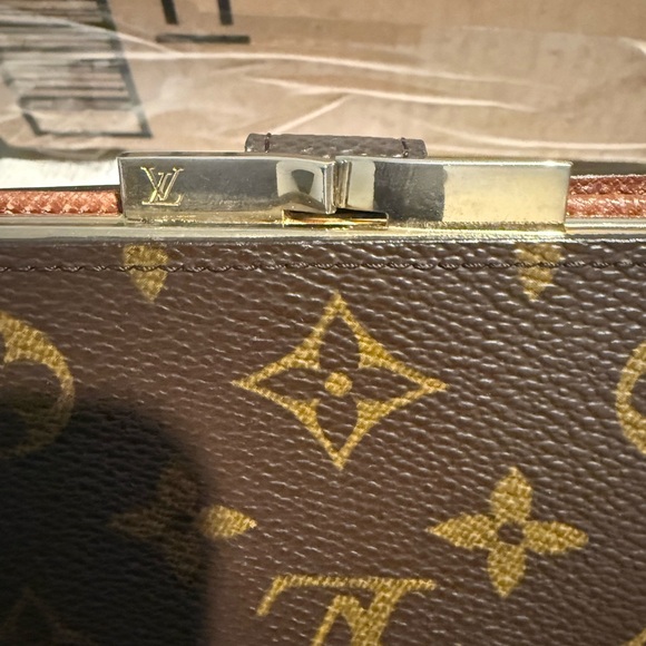 Louis Vuitton Monogram Kisslock Compact Wallet - Picture 5 of 16
